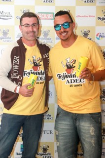 
<a style='margin-left: 5px;' class='btn btn-xs btn-social btn-facebook' href='https://www.facebook.com/sharer/sharer.php?u=https://www.galeramix.com.br/imagem/a35/800-800-90/conteudo/site_galerias/35/feijoada-adec-galera-mix-14.jpg' rel='popup' data-width='500' data-height='400'><i class='fa fa-facebook'></i>Compartilhar <span class='hidden-xs'>no Facebook</span>
</a> 
<a class='btn btn-default btn-xs' target='_blank' href='imagem/a35/800-800-90/conteudo/site_galerias/35/feijoada-adec-galera-mix-14.jpg'>
<span class='glyphicon glyphicon-cloud-download'></span> Salvar
</a>
