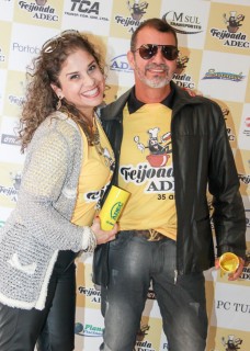 
<a style='margin-left: 5px;' class='btn btn-xs btn-social btn-facebook' href='https://www.facebook.com/sharer/sharer.php?u=https://www.galeramix.com.br/imagem/a35/800-800-90/conteudo/site_galerias/35/feijoada-adec-galera-mix-153.jpg' rel='popup' data-width='500' data-height='400'><i class='fa fa-facebook'></i>Compartilhar <span class='hidden-xs'>no Facebook</span>
</a> 
<a class='btn btn-default btn-xs' target='_blank' href='imagem/a35/800-800-90/conteudo/site_galerias/35/feijoada-adec-galera-mix-153.jpg'>
<span class='glyphicon glyphicon-cloud-download'></span> Salvar
</a>
