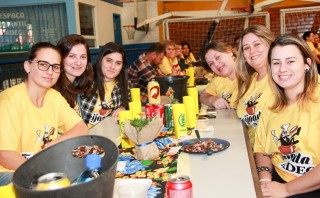 
<a style='margin-left: 5px;' class='btn btn-xs btn-social btn-facebook' href='https://www.facebook.com/sharer/sharer.php?u=https://www.galeramix.com.br/imagem/a35/800-800-90/conteudo/site_galerias/35/feijoada-adec-galera-mix-53.jpg' rel='popup' data-width='500' data-height='400'><i class='fa fa-facebook'></i>Compartilhar <span class='hidden-xs'>no Facebook</span>
</a> 
<a class='btn btn-default btn-xs' target='_blank' href='imagem/a35/800-800-90/conteudo/site_galerias/35/feijoada-adec-galera-mix-53.jpg'>
<span class='glyphicon glyphicon-cloud-download'></span> Salvar
</a>
