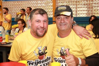 
<a style='margin-left: 5px;' class='btn btn-xs btn-social btn-facebook' href='https://www.facebook.com/sharer/sharer.php?u=https://www.galeramix.com.br/imagem/a35/800-800-90/conteudo/site_galerias/35/feijoada-adec-galera-mix-55.jpg' rel='popup' data-width='500' data-height='400'><i class='fa fa-facebook'></i>Compartilhar <span class='hidden-xs'>no Facebook</span>
</a> 
<a class='btn btn-default btn-xs' target='_blank' href='imagem/a35/800-800-90/conteudo/site_galerias/35/feijoada-adec-galera-mix-55.jpg'>
<span class='glyphicon glyphicon-cloud-download'></span> Salvar
</a>
