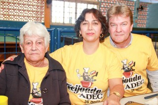 
<a style='margin-left: 5px;' class='btn btn-xs btn-social btn-facebook' href='https://www.facebook.com/sharer/sharer.php?u=https://www.galeramix.com.br/imagem/a35/800-800-90/conteudo/site_galerias/35/feijoada-adec-galera-mix-57.jpg' rel='popup' data-width='500' data-height='400'><i class='fa fa-facebook'></i>Compartilhar <span class='hidden-xs'>no Facebook</span>
</a> 
<a class='btn btn-default btn-xs' target='_blank' href='imagem/a35/800-800-90/conteudo/site_galerias/35/feijoada-adec-galera-mix-57.jpg'>
<span class='glyphicon glyphicon-cloud-download'></span> Salvar
</a>
