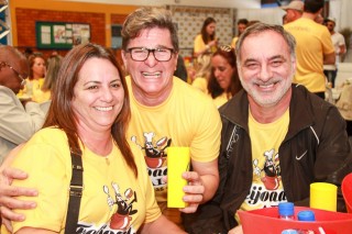 
<a style='margin-left: 5px;' class='btn btn-xs btn-social btn-facebook' href='https://www.facebook.com/sharer/sharer.php?u=https://www.galeramix.com.br/imagem/a35/800-800-90/conteudo/site_galerias/35/feijoada-adec-galera-mix-78.jpg' rel='popup' data-width='500' data-height='400'><i class='fa fa-facebook'></i>Compartilhar <span class='hidden-xs'>no Facebook</span>
</a> 
<a class='btn btn-default btn-xs' target='_blank' href='imagem/a35/800-800-90/conteudo/site_galerias/35/feijoada-adec-galera-mix-78.jpg'>
<span class='glyphicon glyphicon-cloud-download'></span> Salvar
</a>
