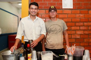 
<a style='margin-left: 5px;' class='btn btn-xs btn-social btn-facebook' href='https://www.facebook.com/sharer/sharer.php?u=https://www.galeramix.com.br/imagem/a35/800-800-90/conteudo/site_galerias/35/feijoada-adec-galera-mix-83.jpg' rel='popup' data-width='500' data-height='400'><i class='fa fa-facebook'></i>Compartilhar <span class='hidden-xs'>no Facebook</span>
</a> 
<a class='btn btn-default btn-xs' target='_blank' href='imagem/a35/800-800-90/conteudo/site_galerias/35/feijoada-adec-galera-mix-83.jpg'>
<span class='glyphicon glyphicon-cloud-download'></span> Salvar
</a>
