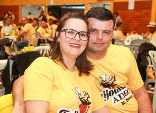 
<a style='margin-left: 5px;' class='btn btn-xs btn-social btn-facebook' href='https://www.facebook.com/sharer/sharer.php?u=https://www.galeramix.com.br/imagem/a35/800-800-90/conteudo/site_galerias/35/feijoada-adec-galera-mix-91.jpg' rel='popup' data-width='500' data-height='400'><i class='fa fa-facebook'></i>Compartilhar <span class='hidden-xs'>no Facebook</span>
</a> 
<a class='btn btn-default btn-xs' target='_blank' href='imagem/a35/800-800-90/conteudo/site_galerias/35/feijoada-adec-galera-mix-91.jpg'>
<span class='glyphicon glyphicon-cloud-download'></span> Salvar
</a>
