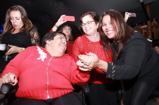 
<a style='margin-left: 5px;' class='btn btn-xs btn-social btn-facebook' href='https://www.facebook.com/sharer/sharer.php?u=https://www.galeramix.com.br/imagem/a37/800-800-90/conteudo/site_galerias/37/daniel-centro-eventos-petry-galera-mix-27-07-201712.jpg' rel='popup' data-width='500' data-height='400'><i class='fa fa-facebook'></i>Compartilhar <span class='hidden-xs'>no Facebook</span>
</a> 
<a class='btn btn-default btn-xs' target='_blank' href='imagem/a37/800-800-90/conteudo/site_galerias/37/daniel-centro-eventos-petry-galera-mix-27-07-201712.jpg'>
<span class='glyphicon glyphicon-cloud-download'></span> Salvar
</a>
