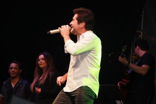 
<a style='margin-left: 5px;' class='btn btn-xs btn-social btn-facebook' href='https://www.facebook.com/sharer/sharer.php?u=https://www.galeramix.com.br/imagem/a37/800-800-90/conteudo/site_galerias/37/daniel-centro-eventos-petry-galera-mix-27-07-2017130.jpg' rel='popup' data-width='500' data-height='400'><i class='fa fa-facebook'></i>Compartilhar <span class='hidden-xs'>no Facebook</span>
</a> 
<a class='btn btn-default btn-xs' target='_blank' href='imagem/a37/800-800-90/conteudo/site_galerias/37/daniel-centro-eventos-petry-galera-mix-27-07-2017130.jpg'>
<span class='glyphicon glyphicon-cloud-download'></span> Salvar
</a>
