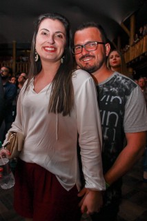 
<a style='margin-left: 5px;' class='btn btn-xs btn-social btn-facebook' href='https://www.facebook.com/sharer/sharer.php?u=https://www.galeramix.com.br/imagem/a37/800-800-90/conteudo/site_galerias/37/daniel-centro-eventos-petry-galera-mix-27-07-2017137.jpg' rel='popup' data-width='500' data-height='400'><i class='fa fa-facebook'></i>Compartilhar <span class='hidden-xs'>no Facebook</span>
</a> 
<a class='btn btn-default btn-xs' target='_blank' href='imagem/a37/800-800-90/conteudo/site_galerias/37/daniel-centro-eventos-petry-galera-mix-27-07-2017137.jpg'>
<span class='glyphicon glyphicon-cloud-download'></span> Salvar
</a>
