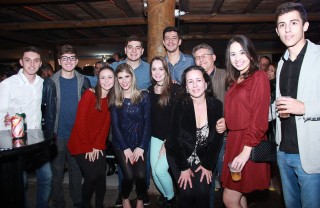 
<a style='margin-left: 5px;' class='btn btn-xs btn-social btn-facebook' href='https://www.facebook.com/sharer/sharer.php?u=https://www.galeramix.com.br/imagem/a37/800-800-90/conteudo/site_galerias/37/daniel-centro-eventos-petry-galera-mix-27-07-2017147.jpg' rel='popup' data-width='500' data-height='400'><i class='fa fa-facebook'></i>Compartilhar <span class='hidden-xs'>no Facebook</span>
</a> 
<a class='btn btn-default btn-xs' target='_blank' href='imagem/a37/800-800-90/conteudo/site_galerias/37/daniel-centro-eventos-petry-galera-mix-27-07-2017147.jpg'>
<span class='glyphicon glyphicon-cloud-download'></span> Salvar
</a>
