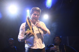 
<a style='margin-left: 5px;' class='btn btn-xs btn-social btn-facebook' href='https://www.facebook.com/sharer/sharer.php?u=https://www.galeramix.com.br/imagem/a37/800-800-90/conteudo/site_galerias/37/daniel-centro-eventos-petry-galera-mix-27-07-201715.jpg' rel='popup' data-width='500' data-height='400'><i class='fa fa-facebook'></i>Compartilhar <span class='hidden-xs'>no Facebook</span>
</a> 
<a class='btn btn-default btn-xs' target='_blank' href='imagem/a37/800-800-90/conteudo/site_galerias/37/daniel-centro-eventos-petry-galera-mix-27-07-201715.jpg'>
<span class='glyphicon glyphicon-cloud-download'></span> Salvar
</a>
