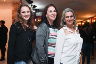 
<a style='margin-left: 5px;' class='btn btn-xs btn-social btn-facebook' href='https://www.facebook.com/sharer/sharer.php?u=https://www.galeramix.com.br/imagem/a37/800-800-90/conteudo/site_galerias/37/daniel-centro-eventos-petry-galera-mix-27-07-201724.jpg' rel='popup' data-width='500' data-height='400'><i class='fa fa-facebook'></i>Compartilhar <span class='hidden-xs'>no Facebook</span>
</a> 
<a class='btn btn-default btn-xs' target='_blank' href='imagem/a37/800-800-90/conteudo/site_galerias/37/daniel-centro-eventos-petry-galera-mix-27-07-201724.jpg'>
<span class='glyphicon glyphicon-cloud-download'></span> Salvar
</a>
