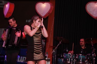 
<a style='margin-left: 5px;' class='btn btn-xs btn-social btn-facebook' href='https://www.facebook.com/sharer/sharer.php?u=https://www.galeramix.com.br/imagem/a37/800-800-90/conteudo/site_galerias/37/daniel-centro-eventos-petry-galera-mix-27-07-201740.jpg' rel='popup' data-width='500' data-height='400'><i class='fa fa-facebook'></i>Compartilhar <span class='hidden-xs'>no Facebook</span>
</a> 
<a class='btn btn-default btn-xs' target='_blank' href='imagem/a37/800-800-90/conteudo/site_galerias/37/daniel-centro-eventos-petry-galera-mix-27-07-201740.jpg'>
<span class='glyphicon glyphicon-cloud-download'></span> Salvar
</a>
