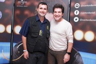 
<a style='margin-left: 5px;' class='btn btn-xs btn-social btn-facebook' href='https://www.facebook.com/sharer/sharer.php?u=https://www.galeramix.com.br/imagem/a37/800-800-90/conteudo/site_galerias/37/daniel-centro-eventos-petry-galera-mix-27-07-201766.jpg' rel='popup' data-width='500' data-height='400'><i class='fa fa-facebook'></i>Compartilhar <span class='hidden-xs'>no Facebook</span>
</a> 
<a class='btn btn-default btn-xs' target='_blank' href='imagem/a37/800-800-90/conteudo/site_galerias/37/daniel-centro-eventos-petry-galera-mix-27-07-201766.jpg'>
<span class='glyphicon glyphicon-cloud-download'></span> Salvar
</a>
