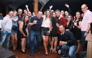 
<a style='margin-left: 5px;' class='btn btn-xs btn-social btn-facebook' href='https://www.facebook.com/sharer/sharer.php?u=https://www.galeramix.com.br/imagem/a37/800-800-90/conteudo/site_galerias/37/daniel-centro-eventos-petry-galera-mix-27-07-201779.jpg' rel='popup' data-width='500' data-height='400'><i class='fa fa-facebook'></i>Compartilhar <span class='hidden-xs'>no Facebook</span>
</a> 
<a class='btn btn-default btn-xs' target='_blank' href='imagem/a37/800-800-90/conteudo/site_galerias/37/daniel-centro-eventos-petry-galera-mix-27-07-201779.jpg'>
<span class='glyphicon glyphicon-cloud-download'></span> Salvar
</a>
