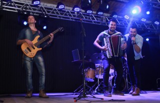 
                                    <a style='margin-left: 5px;' class='btn btn-xs btn-social btn-facebook' href='https://www.facebook.com/sharer/sharer.php?u=https://www.galeramix.com.br/imagem/a38/800-800-90/conteudo/site_galerias/38/baile-dos-pais-1.jpg' rel='popup' data-width='500' data-height='400'><i class='fa fa-facebook'></i>Compartilhar <span class='hidden-xs'>no Facebook</span>
                                </a> 
                                <a class='btn btn-default btn-xs' target='_blank' href='imagem/a38/800-800-90/conteudo/site_galerias/38/baile-dos-pais-1.jpg'>
                                    <span class='glyphicon glyphicon-cloud-download'></span> Salvar
                                </a>
                                