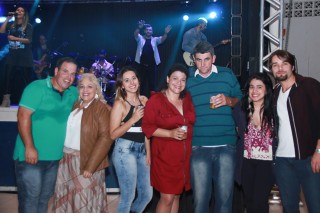 
                    <a style='margin-left: 5px;' class='btn btn-xs btn-social btn-facebook' href='https://www.facebook.com/sharer/sharer.php?u=https://www.galeramix.com.br/imagem/a38/800-800-90/conteudo/site_galerias/38/baile-dos-pais-13.jpg' rel='popup' data-width='500' data-height='400'><i class='fa fa-facebook'></i>Compartilhar <span class='hidden-xs'>no Facebook</span>
                </a> 
                <a class='btn btn-default btn-xs' target='_blank' href='imagem/a38/800-800-90/conteudo/site_galerias/38/baile-dos-pais-13.jpg'>
                    <span class='glyphicon glyphicon-cloud-download'></span> Salvar
                </a>
                