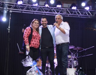 
        <a style='margin-left: 5px;' class='btn btn-xs btn-social btn-facebook' href='https://www.facebook.com/sharer/sharer.php?u=https://www.galeramix.com.br/imagem/a38/800-800-90/conteudo/site_galerias/38/baile-dos-pais-16.jpg' rel='popup' data-width='500' data-height='400'><i class='fa fa-facebook'></i>Compartilhar <span class='hidden-xs'>no Facebook</span>
    </a> 
    <a class='btn btn-default btn-xs' target='_blank' href='imagem/a38/800-800-90/conteudo/site_galerias/38/baile-dos-pais-16.jpg'>
        <span class='glyphicon glyphicon-cloud-download'></span> Salvar
    </a>
    