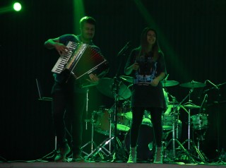 
<a style='margin-left: 5px;' class='btn btn-xs btn-social btn-facebook' href='https://www.facebook.com/sharer/sharer.php?u=https://www.galeramix.com.br/imagem/a38/800-800-90/conteudo/site_galerias/38/baile-dos-pais-2.jpg' rel='popup' data-width='500' data-height='400'><i class='fa fa-facebook'></i>Compartilhar <span class='hidden-xs'>no Facebook</span>
</a> 
<a class='btn btn-default btn-xs' target='_blank' href='imagem/a38/800-800-90/conteudo/site_galerias/38/baile-dos-pais-2.jpg'>
<span class='glyphicon glyphicon-cloud-download'></span> Salvar
</a>
