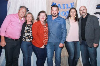 
<a style='margin-left: 5px;' class='btn btn-xs btn-social btn-facebook' href='https://www.facebook.com/sharer/sharer.php?u=https://www.galeramix.com.br/imagem/a38/800-800-90/conteudo/site_galerias/38/baile-dos-pais-33.jpg' rel='popup' data-width='500' data-height='400'><i class='fa fa-facebook'></i>Compartilhar <span class='hidden-xs'>no Facebook</span>
</a> 
<a class='btn btn-default btn-xs' target='_blank' href='imagem/a38/800-800-90/conteudo/site_galerias/38/baile-dos-pais-33.jpg'>
<span class='glyphicon glyphicon-cloud-download'></span> Salvar
</a>
