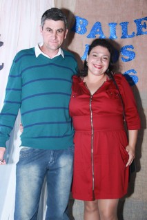 
<a style='margin-left: 5px;' class='btn btn-xs btn-social btn-facebook' href='https://www.facebook.com/sharer/sharer.php?u=https://www.galeramix.com.br/imagem/a38/800-800-90/conteudo/site_galerias/38/baile-dos-pais-53.jpg' rel='popup' data-width='500' data-height='400'><i class='fa fa-facebook'></i>Compartilhar <span class='hidden-xs'>no Facebook</span>
</a> 
<a class='btn btn-default btn-xs' target='_blank' href='imagem/a38/800-800-90/conteudo/site_galerias/38/baile-dos-pais-53.jpg'>
<span class='glyphicon glyphicon-cloud-download'></span> Salvar
</a>
