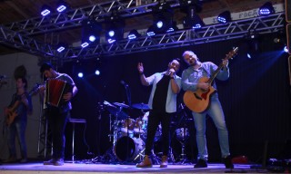 
<a style='margin-left: 5px;' class='btn btn-xs btn-social btn-facebook' href='https://www.facebook.com/sharer/sharer.php?u=https://www.galeramix.com.br/imagem/a38/800-800-90/conteudo/site_galerias/38/baile-dos-pais-55.jpg' rel='popup' data-width='500' data-height='400'><i class='fa fa-facebook'></i>Compartilhar <span class='hidden-xs'>no Facebook</span>
</a> 
<a class='btn btn-default btn-xs' target='_blank' href='imagem/a38/800-800-90/conteudo/site_galerias/38/baile-dos-pais-55.jpg'>
<span class='glyphicon glyphicon-cloud-download'></span> Salvar
</a>
