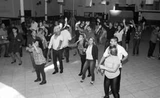 
<a style='margin-left: 5px;' class='btn btn-xs btn-social btn-facebook' href='https://www.facebook.com/sharer/sharer.php?u=https://www.galeramix.com.br/imagem/a38/800-800-90/conteudo/site_galerias/38/baile-dos-pais-7.jpg' rel='popup' data-width='500' data-height='400'><i class='fa fa-facebook'></i>Compartilhar <span class='hidden-xs'>no Facebook</span>
</a> 
<a class='btn btn-default btn-xs' target='_blank' href='imagem/a38/800-800-90/conteudo/site_galerias/38/baile-dos-pais-7.jpg'>
<span class='glyphicon glyphicon-cloud-download'></span> Salvar
</a>
