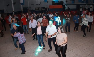 
<a style='margin-left: 5px;' class='btn btn-xs btn-social btn-facebook' href='https://www.facebook.com/sharer/sharer.php?u=https://www.galeramix.com.br/imagem/a38/800-800-90/conteudo/site_galerias/38/baile-dos-pais-8.jpg' rel='popup' data-width='500' data-height='400'><i class='fa fa-facebook'></i>Compartilhar <span class='hidden-xs'>no Facebook</span>
</a> 
<a class='btn btn-default btn-xs' target='_blank' href='imagem/a38/800-800-90/conteudo/site_galerias/38/baile-dos-pais-8.jpg'>
<span class='glyphicon glyphicon-cloud-download'></span> Salvar
</a>
