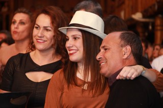 
                    <a style='margin-left: 5px;' class='btn btn-xs btn-social btn-facebook' href='https://www.facebook.com/sharer/sharer.php?u=https://www.galeramix.com.br/imagem/a39/800-800-90/conteudo/site_galerias/39/raca-negra-petry-galera-mix-102.jpg' rel='popup' data-width='500' data-height='400'><i class='fa fa-facebook'></i>Compartilhar <span class='hidden-xs'>no Facebook</span>
                </a> 
                <a class='btn btn-default btn-xs' target='_blank' href='imagem/a39/800-800-90/conteudo/site_galerias/39/raca-negra-petry-galera-mix-102.jpg'>
                    <span class='glyphicon glyphicon-cloud-download'></span> Salvar
                </a>
                