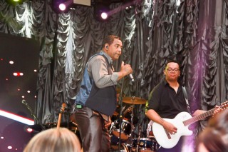 
            <a style='margin-left: 5px;' class='btn btn-xs btn-social btn-facebook' href='https://www.facebook.com/sharer/sharer.php?u=https://www.galeramix.com.br/imagem/a39/800-800-90/conteudo/site_galerias/39/raca-negra-petry-galera-mix-104.jpg' rel='popup' data-width='500' data-height='400'><i class='fa fa-facebook'></i>Compartilhar <span class='hidden-xs'>no Facebook</span>
        </a> 
        <a class='btn btn-default btn-xs' target='_blank' href='imagem/a39/800-800-90/conteudo/site_galerias/39/raca-negra-petry-galera-mix-104.jpg'>
            <span class='glyphicon glyphicon-cloud-download'></span> Salvar
        </a>
        