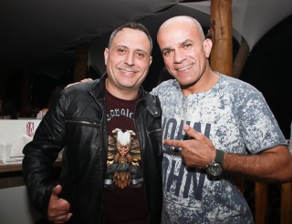 
<a style='margin-left: 5px;' class='btn btn-xs btn-social btn-facebook' href='https://www.facebook.com/sharer/sharer.php?u=https://www.galeramix.com.br/imagem/a39/800-800-90/conteudo/site_galerias/39/raca-negra-petry-galera-mix-42.jpg' rel='popup' data-width='500' data-height='400'><i class='fa fa-facebook'></i>Compartilhar <span class='hidden-xs'>no Facebook</span>
</a> 
<a class='btn btn-default btn-xs' target='_blank' href='imagem/a39/800-800-90/conteudo/site_galerias/39/raca-negra-petry-galera-mix-42.jpg'>
<span class='glyphicon glyphicon-cloud-download'></span> Salvar
</a>
