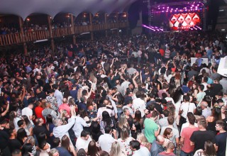 
<a style='margin-left: 5px;' class='btn btn-xs btn-social btn-facebook' href='https://www.facebook.com/sharer/sharer.php?u=https://www.galeramix.com.br/imagem/a39/800-800-90/conteudo/site_galerias/39/raca-negra-petry-galera-mix-67.jpg' rel='popup' data-width='500' data-height='400'><i class='fa fa-facebook'></i>Compartilhar <span class='hidden-xs'>no Facebook</span>
</a> 
<a class='btn btn-default btn-xs' target='_blank' href='imagem/a39/800-800-90/conteudo/site_galerias/39/raca-negra-petry-galera-mix-67.jpg'>
<span class='glyphicon glyphicon-cloud-download'></span> Salvar
</a>
