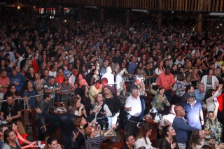 
<a style='margin-left: 5px;' class='btn btn-xs btn-social btn-facebook' href='https://www.facebook.com/sharer/sharer.php?u=https://www.galeramix.com.br/imagem/a39/800-800-90/conteudo/site_galerias/39/raca-negra-petry-galera-mix-82.jpg' rel='popup' data-width='500' data-height='400'><i class='fa fa-facebook'></i>Compartilhar <span class='hidden-xs'>no Facebook</span>
</a> 
<a class='btn btn-default btn-xs' target='_blank' href='imagem/a39/800-800-90/conteudo/site_galerias/39/raca-negra-petry-galera-mix-82.jpg'>
<span class='glyphicon glyphicon-cloud-download'></span> Salvar
</a>
