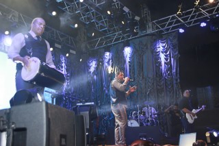 
<a style='margin-left: 5px;' class='btn btn-xs btn-social btn-facebook' href='https://www.facebook.com/sharer/sharer.php?u=https://www.galeramix.com.br/imagem/a39/800-800-90/conteudo/site_galerias/39/raca-negra-petry-galera-mix-86.jpg' rel='popup' data-width='500' data-height='400'><i class='fa fa-facebook'></i>Compartilhar <span class='hidden-xs'>no Facebook</span>
</a> 
<a class='btn btn-default btn-xs' target='_blank' href='imagem/a39/800-800-90/conteudo/site_galerias/39/raca-negra-petry-galera-mix-86.jpg'>
<span class='glyphicon glyphicon-cloud-download'></span> Salvar
</a>
