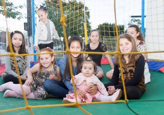 <a style='margin-left: 5px;' class='btn btn-xs btn-social btn-facebook' href='https://www.facebook.com/sharer/sharer.php?u=https://www.galeramix.com.br/imagem/a40/800-800-90/conteudo/site_galerias/40/ana-1-aninho-4.jpg' rel='popup' data-width='500' data-height='400'><i class='fa fa-facebook'></i>Compartilhar <span class='hidden-xs'>no Facebook</span></a> <a class='btn btn-default btn-xs' target='_blank' href='imagem/a40/800-800-90/conteudo/site_galerias/40/ana-1-aninho-4.jpg'><span class='glyphicon glyphicon-cloud-download'></span> Salvar</a>