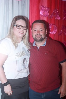 
                            <a style='margin-left: 5px;' class='btn btn-xs btn-social btn-facebook' href='https://www.facebook.com/sharer/sharer.php?u=https://www.galeramix.com.br/imagem/a41/800-800-90/conteudo/site_galerias/41/baile-das-rosa-ctg-fogao-de-lenha-galera-mix-100.jpg' rel='popup' data-width='500' data-height='400'><i class='fa fa-facebook'></i>Compartilhar <span class='hidden-xs'>no Facebook</span>
                        </a> 
                        <a class='btn btn-default btn-xs' target='_blank' href='imagem/a41/800-800-90/conteudo/site_galerias/41/baile-das-rosa-ctg-fogao-de-lenha-galera-mix-100.jpg'>
                            <span class='glyphicon glyphicon-cloud-download'></span> Salvar
                        </a>
                        