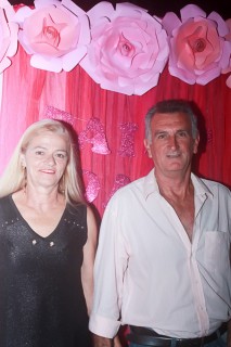 
<a style='margin-left: 5px;' class='btn btn-xs btn-social btn-facebook' href='https://www.facebook.com/sharer/sharer.php?u=https://www.galeramix.com.br/imagem/a41/800-800-90/conteudo/site_galerias/41/baile-das-rosa-ctg-fogao-de-lenha-galera-mix-14.jpg' rel='popup' data-width='500' data-height='400'><i class='fa fa-facebook'></i>Compartilhar <span class='hidden-xs'>no Facebook</span>
</a> 
<a class='btn btn-default btn-xs' target='_blank' href='imagem/a41/800-800-90/conteudo/site_galerias/41/baile-das-rosa-ctg-fogao-de-lenha-galera-mix-14.jpg'>
<span class='glyphicon glyphicon-cloud-download'></span> Salvar
</a>
