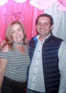 
<a style='margin-left: 5px;' class='btn btn-xs btn-social btn-facebook' href='https://www.facebook.com/sharer/sharer.php?u=https://www.galeramix.com.br/imagem/a41/800-800-90/conteudo/site_galerias/41/baile-das-rosa-ctg-fogao-de-lenha-galera-mix-3.jpg' rel='popup' data-width='500' data-height='400'><i class='fa fa-facebook'></i>Compartilhar <span class='hidden-xs'>no Facebook</span>
</a> 
<a class='btn btn-default btn-xs' target='_blank' href='imagem/a41/800-800-90/conteudo/site_galerias/41/baile-das-rosa-ctg-fogao-de-lenha-galera-mix-3.jpg'>
<span class='glyphicon glyphicon-cloud-download'></span> Salvar
</a>
