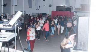 
<a style='margin-left: 5px;' class='btn btn-xs btn-social btn-facebook' href='https://www.facebook.com/sharer/sharer.php?u=https://www.galeramix.com.br/imagem/a41/800-800-90/conteudo/site_galerias/41/baile-das-rosa-ctg-fogao-de-lenha-galera-mix-58.jpg' rel='popup' data-width='500' data-height='400'><i class='fa fa-facebook'></i>Compartilhar <span class='hidden-xs'>no Facebook</span>
</a> 
<a class='btn btn-default btn-xs' target='_blank' href='imagem/a41/800-800-90/conteudo/site_galerias/41/baile-das-rosa-ctg-fogao-de-lenha-galera-mix-58.jpg'>
<span class='glyphicon glyphicon-cloud-download'></span> Salvar
</a>
