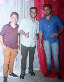 
<a style='margin-left: 5px;' class='btn btn-xs btn-social btn-facebook' href='https://www.facebook.com/sharer/sharer.php?u=https://www.galeramix.com.br/imagem/a41/800-800-90/conteudo/site_galerias/41/baile-das-rosa-ctg-fogao-de-lenha-galera-mix-84.jpg' rel='popup' data-width='500' data-height='400'><i class='fa fa-facebook'></i>Compartilhar <span class='hidden-xs'>no Facebook</span>
</a> 
<a class='btn btn-default btn-xs' target='_blank' href='imagem/a41/800-800-90/conteudo/site_galerias/41/baile-das-rosa-ctg-fogao-de-lenha-galera-mix-84.jpg'>
<span class='glyphicon glyphicon-cloud-download'></span> Salvar
</a>
