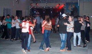 
                                    <a style='margin-left: 5px;' class='btn btn-xs btn-social btn-facebook' href='https://www.facebook.com/sharer/sharer.php?u=https://www.galeramix.com.br/imagem/a42/800-800-90/conteudo/site_galerias/42/baile-de-casal-nova-descoberta-galera-mix-1.jpg' rel='popup' data-width='500' data-height='400'><i class='fa fa-facebook'></i>Compartilhar <span class='hidden-xs'>no Facebook</span>
                                </a> 
                                <a class='btn btn-default btn-xs' target='_blank' href='imagem/a42/800-800-90/conteudo/site_galerias/42/baile-de-casal-nova-descoberta-galera-mix-1.jpg'>
                                    <span class='glyphicon glyphicon-cloud-download'></span> Salvar
                                </a>
                                