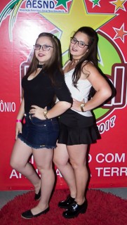 
                            <a style='margin-left: 5px;' class='btn btn-xs btn-social btn-facebook' href='https://www.facebook.com/sharer/sharer.php?u=https://www.galeramix.com.br/imagem/a42/800-800-90/conteudo/site_galerias/42/baile-de-casal-nova-descoberta-galera-mix-100.jpg' rel='popup' data-width='500' data-height='400'><i class='fa fa-facebook'></i>Compartilhar <span class='hidden-xs'>no Facebook</span>
                        </a> 
                        <a class='btn btn-default btn-xs' target='_blank' href='imagem/a42/800-800-90/conteudo/site_galerias/42/baile-de-casal-nova-descoberta-galera-mix-100.jpg'>
                            <span class='glyphicon glyphicon-cloud-download'></span> Salvar
                        </a>
                        