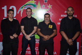 
                <a style='margin-left: 5px;' class='btn btn-xs btn-social btn-facebook' href='https://www.facebook.com/sharer/sharer.php?u=https://www.galeramix.com.br/imagem/a42/800-800-90/conteudo/site_galerias/42/baile-de-casal-nova-descoberta-galera-mix-103.jpg' rel='popup' data-width='500' data-height='400'><i class='fa fa-facebook'></i>Compartilhar <span class='hidden-xs'>no Facebook</span>
            </a> 
            <a class='btn btn-default btn-xs' target='_blank' href='imagem/a42/800-800-90/conteudo/site_galerias/42/baile-de-casal-nova-descoberta-galera-mix-103.jpg'>
                <span class='glyphicon glyphicon-cloud-download'></span> Salvar
            </a>
            