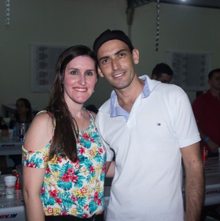 
            <a style='margin-left: 5px;' class='btn btn-xs btn-social btn-facebook' href='https://www.facebook.com/sharer/sharer.php?u=https://www.galeramix.com.br/imagem/a42/800-800-90/conteudo/site_galerias/42/baile-de-casal-nova-descoberta-galera-mix-104.jpg' rel='popup' data-width='500' data-height='400'><i class='fa fa-facebook'></i>Compartilhar <span class='hidden-xs'>no Facebook</span>
        </a> 
        <a class='btn btn-default btn-xs' target='_blank' href='imagem/a42/800-800-90/conteudo/site_galerias/42/baile-de-casal-nova-descoberta-galera-mix-104.jpg'>
            <span class='glyphicon glyphicon-cloud-download'></span> Salvar
        </a>
        