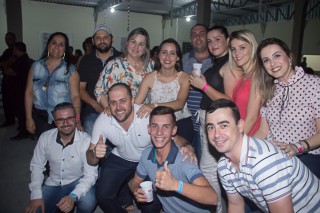 
<a style='margin-left: 5px;' class='btn btn-xs btn-social btn-facebook' href='https://www.facebook.com/sharer/sharer.php?u=https://www.galeramix.com.br/imagem/a42/800-800-90/conteudo/site_galerias/42/baile-de-casal-nova-descoberta-galera-mix-108.jpg' rel='popup' data-width='500' data-height='400'><i class='fa fa-facebook'></i>Compartilhar <span class='hidden-xs'>no Facebook</span>
</a> 
<a class='btn btn-default btn-xs' target='_blank' href='imagem/a42/800-800-90/conteudo/site_galerias/42/baile-de-casal-nova-descoberta-galera-mix-108.jpg'>
<span class='glyphicon glyphicon-cloud-download'></span> Salvar
</a>
