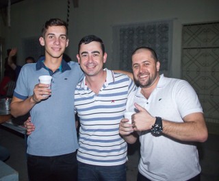 
<a style='margin-left: 5px;' class='btn btn-xs btn-social btn-facebook' href='https://www.facebook.com/sharer/sharer.php?u=https://www.galeramix.com.br/imagem/a42/800-800-90/conteudo/site_galerias/42/baile-de-casal-nova-descoberta-galera-mix-109.jpg' rel='popup' data-width='500' data-height='400'><i class='fa fa-facebook'></i>Compartilhar <span class='hidden-xs'>no Facebook</span>
</a> 
<a class='btn btn-default btn-xs' target='_blank' href='imagem/a42/800-800-90/conteudo/site_galerias/42/baile-de-casal-nova-descoberta-galera-mix-109.jpg'>
<span class='glyphicon glyphicon-cloud-download'></span> Salvar
</a>
