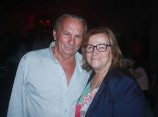 
<a style='margin-left: 5px;' class='btn btn-xs btn-social btn-facebook' href='https://www.facebook.com/sharer/sharer.php?u=https://www.galeramix.com.br/imagem/a42/800-800-90/conteudo/site_galerias/42/baile-de-casal-nova-descoberta-galera-mix-111.jpg' rel='popup' data-width='500' data-height='400'><i class='fa fa-facebook'></i>Compartilhar <span class='hidden-xs'>no Facebook</span>
</a> 
<a class='btn btn-default btn-xs' target='_blank' href='imagem/a42/800-800-90/conteudo/site_galerias/42/baile-de-casal-nova-descoberta-galera-mix-111.jpg'>
<span class='glyphicon glyphicon-cloud-download'></span> Salvar
</a>
