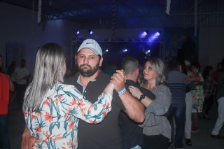 
<a style='margin-left: 5px;' class='btn btn-xs btn-social btn-facebook' href='https://www.facebook.com/sharer/sharer.php?u=https://www.galeramix.com.br/imagem/a42/800-800-90/conteudo/site_galerias/42/baile-de-casal-nova-descoberta-galera-mix-112.jpg' rel='popup' data-width='500' data-height='400'><i class='fa fa-facebook'></i>Compartilhar <span class='hidden-xs'>no Facebook</span>
</a> 
<a class='btn btn-default btn-xs' target='_blank' href='imagem/a42/800-800-90/conteudo/site_galerias/42/baile-de-casal-nova-descoberta-galera-mix-112.jpg'>
<span class='glyphicon glyphicon-cloud-download'></span> Salvar
</a>
