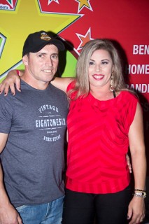 
<a style='margin-left: 5px;' class='btn btn-xs btn-social btn-facebook' href='https://www.facebook.com/sharer/sharer.php?u=https://www.galeramix.com.br/imagem/a42/800-800-90/conteudo/site_galerias/42/baile-de-casal-nova-descoberta-galera-mix-16.jpg' rel='popup' data-width='500' data-height='400'><i class='fa fa-facebook'></i>Compartilhar <span class='hidden-xs'>no Facebook</span>
</a> 
<a class='btn btn-default btn-xs' target='_blank' href='imagem/a42/800-800-90/conteudo/site_galerias/42/baile-de-casal-nova-descoberta-galera-mix-16.jpg'>
<span class='glyphicon glyphicon-cloud-download'></span> Salvar
</a>
