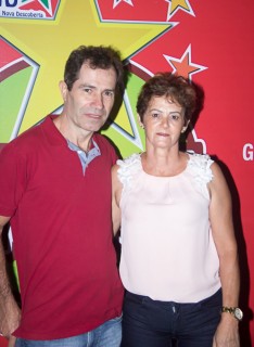 
<a style='margin-left: 5px;' class='btn btn-xs btn-social btn-facebook' href='https://www.facebook.com/sharer/sharer.php?u=https://www.galeramix.com.br/imagem/a42/800-800-90/conteudo/site_galerias/42/baile-de-casal-nova-descoberta-galera-mix-17.jpg' rel='popup' data-width='500' data-height='400'><i class='fa fa-facebook'></i>Compartilhar <span class='hidden-xs'>no Facebook</span>
</a> 
<a class='btn btn-default btn-xs' target='_blank' href='imagem/a42/800-800-90/conteudo/site_galerias/42/baile-de-casal-nova-descoberta-galera-mix-17.jpg'>
<span class='glyphicon glyphicon-cloud-download'></span> Salvar
</a>
