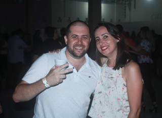 
<a style='margin-left: 5px;' class='btn btn-xs btn-social btn-facebook' href='https://www.facebook.com/sharer/sharer.php?u=https://www.galeramix.com.br/imagem/a42/800-800-90/conteudo/site_galerias/42/baile-de-casal-nova-descoberta-galera-mix-2.jpg' rel='popup' data-width='500' data-height='400'><i class='fa fa-facebook'></i>Compartilhar <span class='hidden-xs'>no Facebook</span>
</a> 
<a class='btn btn-default btn-xs' target='_blank' href='imagem/a42/800-800-90/conteudo/site_galerias/42/baile-de-casal-nova-descoberta-galera-mix-2.jpg'>
<span class='glyphicon glyphicon-cloud-download'></span> Salvar
</a>
