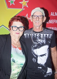 
<a style='margin-left: 5px;' class='btn btn-xs btn-social btn-facebook' href='https://www.facebook.com/sharer/sharer.php?u=https://www.galeramix.com.br/imagem/a42/800-800-90/conteudo/site_galerias/42/baile-de-casal-nova-descoberta-galera-mix-24.jpg' rel='popup' data-width='500' data-height='400'><i class='fa fa-facebook'></i>Compartilhar <span class='hidden-xs'>no Facebook</span>
</a> 
<a class='btn btn-default btn-xs' target='_blank' href='imagem/a42/800-800-90/conteudo/site_galerias/42/baile-de-casal-nova-descoberta-galera-mix-24.jpg'>
<span class='glyphicon glyphicon-cloud-download'></span> Salvar
</a>
